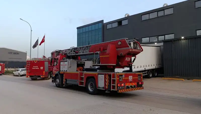İnegöl'de Akılalmaz Fabrika Yangını: Alevler Geceyi Aydınlattı