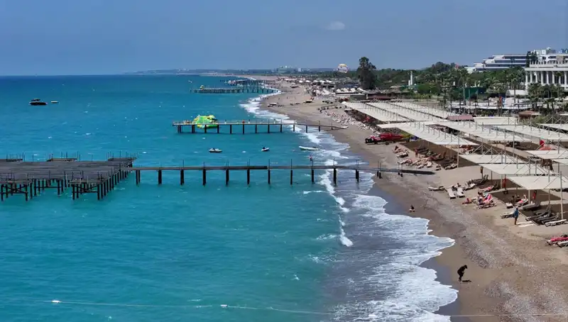 Antalya Sahillerindeki Güneşli Hava: Yaz Tatilcilerine Müjde!