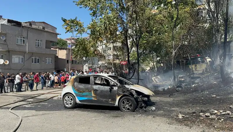 Gecekondudaki Yangın Tüm Dikkati Üzerine Çekti: Yangın Aracını Küle Çevirdi