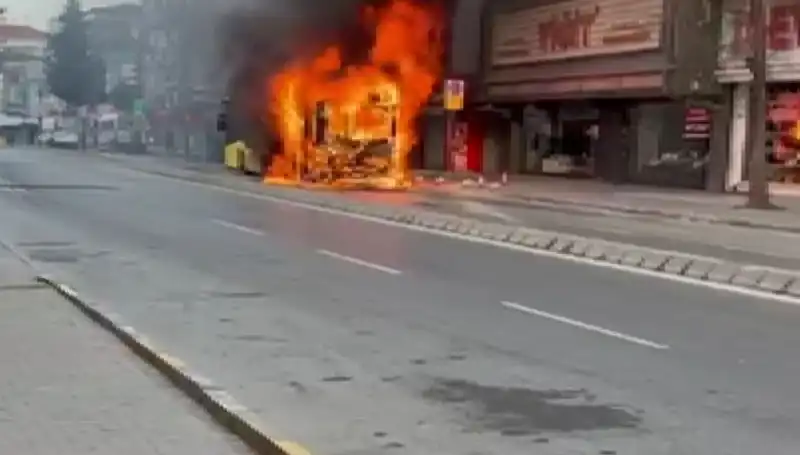 Ümraniye'de Korku Dolu Anlar: Yangın Anında Şehri Saran Alevler