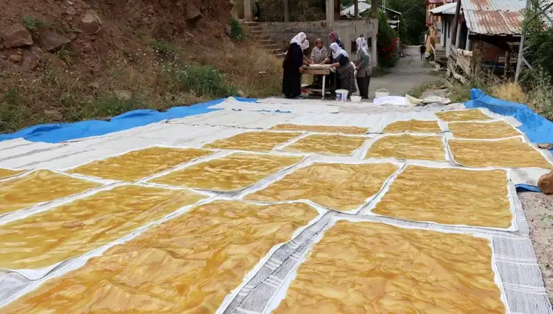 Kış Aylarının Vazgeçilmezi: Dev Kazanlarda Odun Ateşiyle Hazırlanan Geleneksel Lezzetler