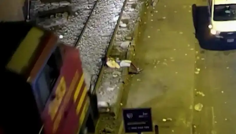 Tren Kazasında Mucizevi Kurtuluş: Saniyeler İçinde Ayağa Kalktı