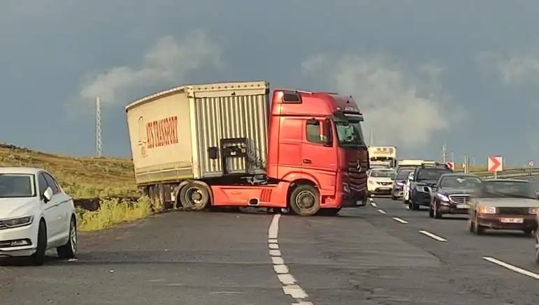 TIR Kayıtları Neden Yavaşladı? Yol Kapandı, Uzun Araç Kuyrukları Oluştu!