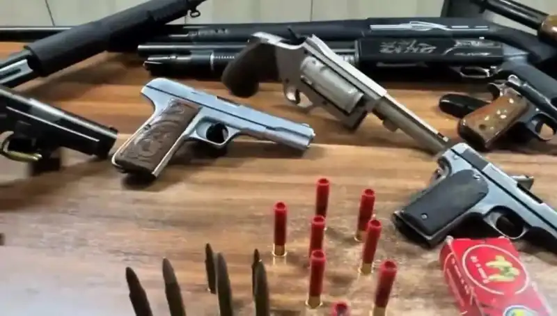 İzmir'de Yasa Dışı Silah Ticareti Operasyonu: Neler Yaşandı?