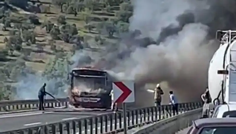 İzmir'de Bir Belediye Otobüsü Kundaklama Şüphesiyle Alev Alev Yandı