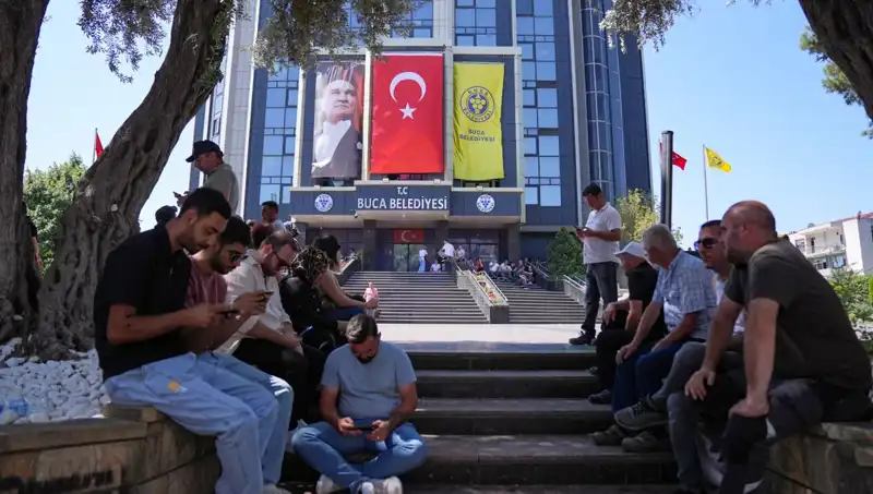 Ücretlerini Alamayan İşçilerden Ses Getiren Oturma Eylemi