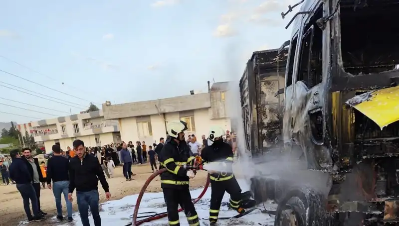 Park Halindeki İki TIR'ın Alev Alev Yanışı: Zamanında Müdahale Hayat Kurtardı
