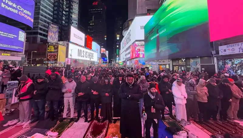 New York Times Meydanı’nda İspanyolca Teravih Namazı: Müslümanlar Bir Araya Geldi