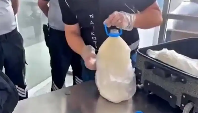 Havalimanında Süt Şişesindeki Kaçak: 12 Kilo 800 Gram Uyuşturucu Ele Geçirildi