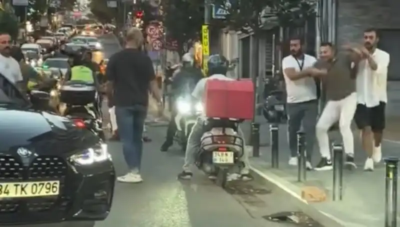 Nişantaşı'nda Yol Verme Kavgası: Sopayla Kadına Saldırdı!