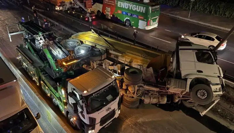 Moloz Yüklü Hafriyat Kamyonu Devrildi: Can ve Mal Kaybı Yaşandı mı?