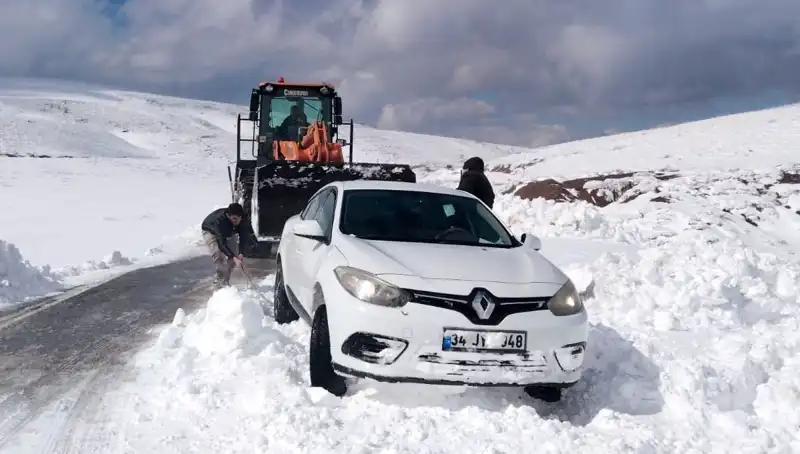 Muş'ta Yılın En Şiddetli Kar Yağışı: 60 Kişi Mahsur Kaldı, Kurtarıldılar!