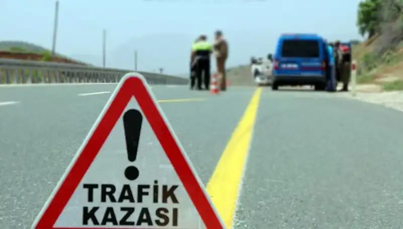 Ticari Araç ile Otomobil Çarpıştı: 5 Kişi Yaralandı!