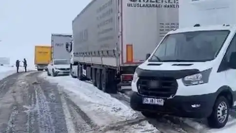 Kars-Ardahan Karayolunda TIR'lar Kara Saplandı: Soğuk Hava Tehlikesi