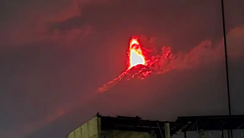 Fuego Yanardağı Patladı: 30 Bin Kişi Tahliye Sürecinde