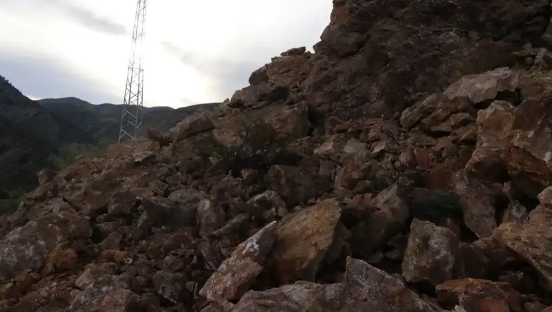 Erzurum'da Heyelan: Dev Kayalar Yolu Ulaşıma Kapandı, Yerel Halk Ne Yapacak?