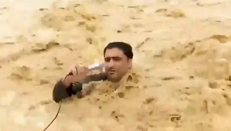 Yayın Esnasında Sel Suları Arasında Kalan Canlı Yayın Şoku