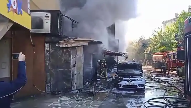 Ümraniye'de Hediyelik Eşya Dükkanında Yangın Çıktı, Şehirde Panik Yarattı