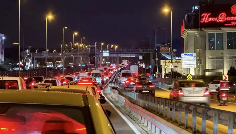 Yenibosna Metrobüs Yaya Üst Geçidinde Çalışmalar Başladı!