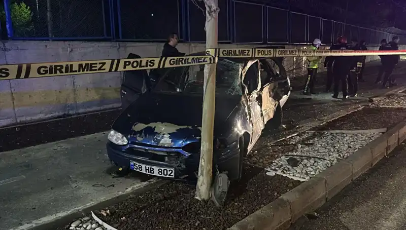 Sivas'ta Feci Kaza! Genç Yaşamını Ağaca Çarparak Kaybetti