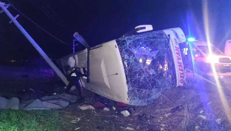 Van'da Yolcu Otobüsü Devrildi! 28 Kişi Yaralandı, Detaylar Şok Etkisi Yarattı