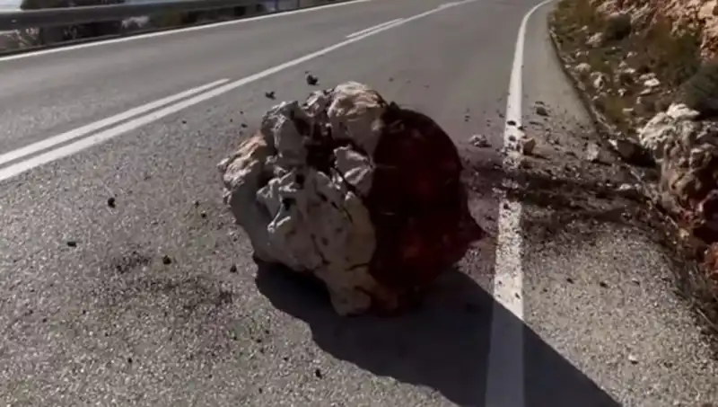 Kaş'ta Yağış Sonrası Yamaçtan Düşen Kayalar, Fırtına Öncesi Uyarı Olmalı!