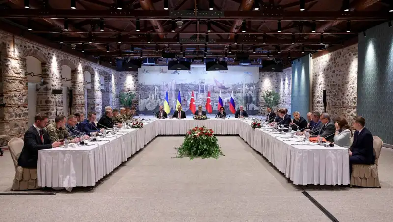 Diplomatlar Müzakere Masasında: Putin'in Diplomatik Yenilgisi Üzerine Değerlendirmeler