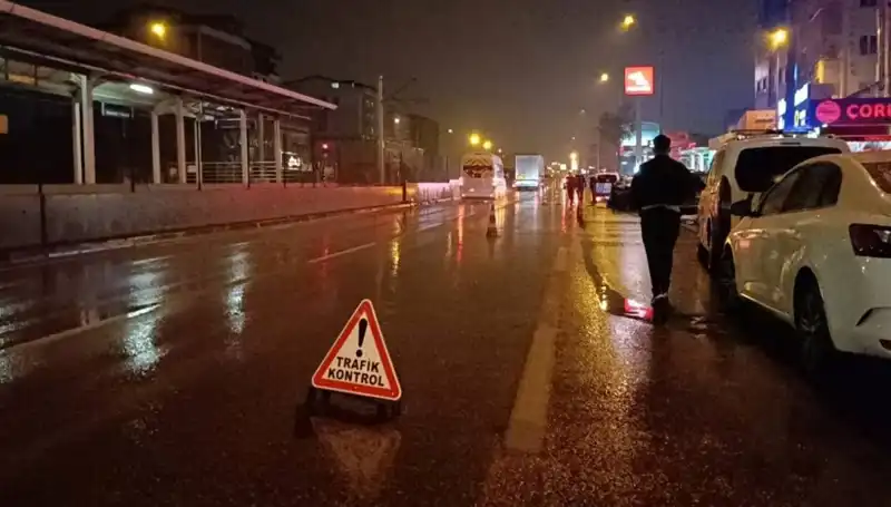 Bursa'da Kaza Sonrası Güvenlik Önlemi Alan Polise Feci Çarpma