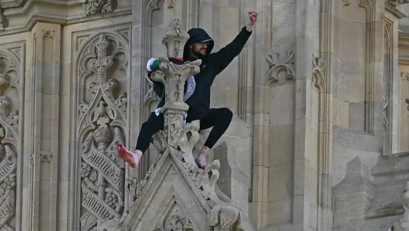 Londra'da Filistin Bayrağıyla Big Ben'e Tırmanan Protestocu Büyük Yankı Uyandırdı