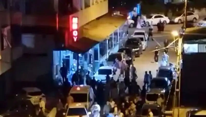 Düğün Çıkışında Şok: Gelin Damatla Arabayla Kalabalığa Daldı