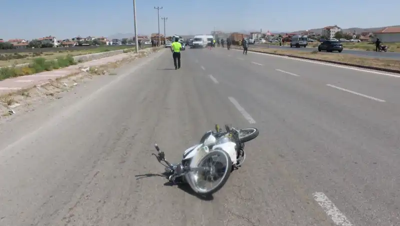 Dur İhtarına Uymayan Sürücü, Polis Aracına Çarparak Kaçmaya Çalıştı!