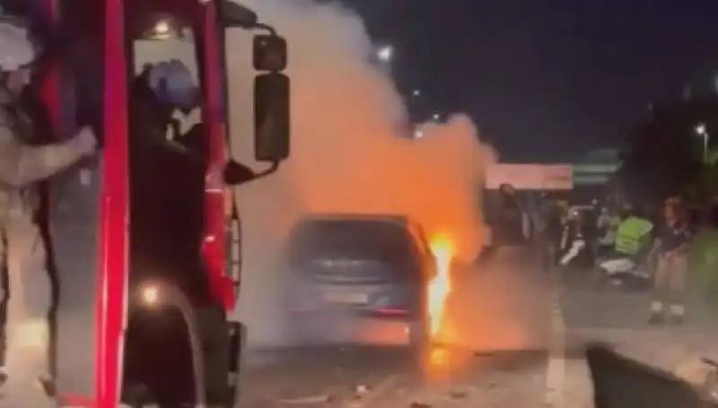 Otoyolda Bariyerlere Çarpan Araç Alev Alev Yandı: Sürücü Şans Eseri Kurtuldu!