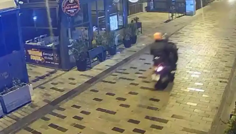 Gece Kulübünde Haraç Saldırısı: Silahlı Çatışma Ortalığı Karıştırdı
