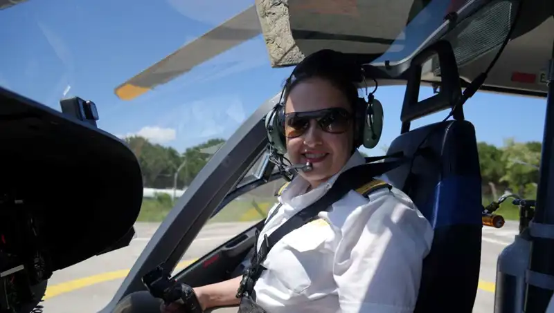 Türkiye'nin Tek Kadın Ambulans Helikopter Pilotuyla Röportaj: Yer Çekimine Meydan Okuyor