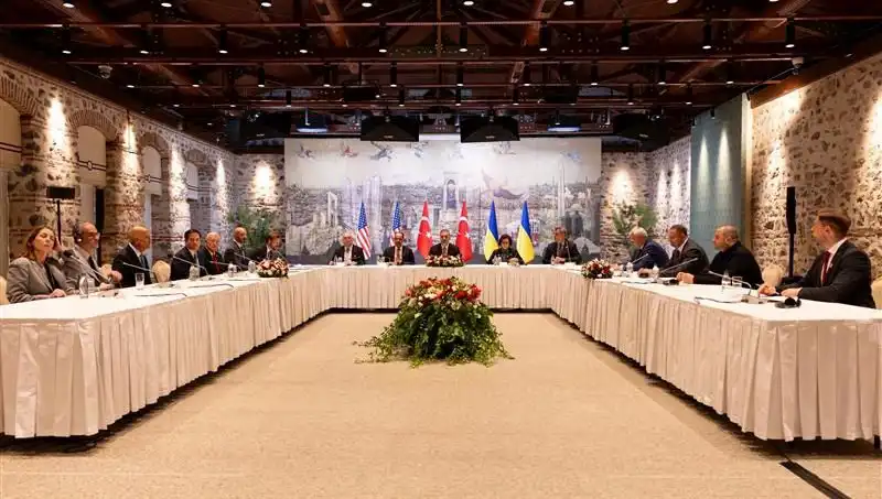Barış Masasında Tarihi An: Üçlü Toplantının İlk Günü