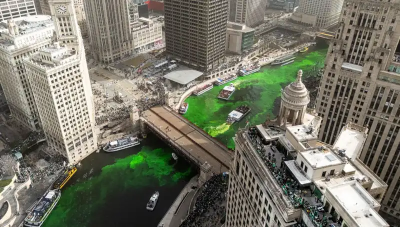 ABD'de Aziz Patrick Günü Kutlamalarında Chicago Nehri Yeşile Boyandı