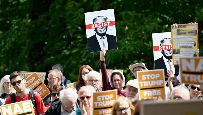 Trump’ın İskoçya Ziyareti: Golf Oynarken Protestocularla Yüz Yüze Geldi