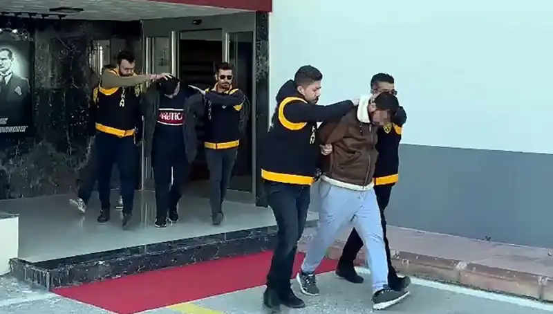 İstanbul’da Silah Zoru ile 2 Milyon Lira İsteyen İki Şüpheli Tutuklandı