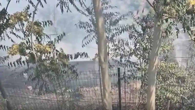 Sultangazi'deki Otluk Alan Yangını Gecekonduya Sıçradı: Olayın Detayları