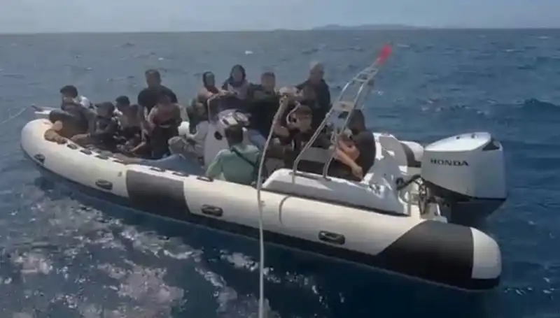 15 Düzensiz Göçmen Akdeniz'de Tehlikeden Kurtarıldı