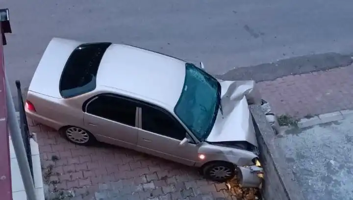 Kontrolü Kaybeden Araç, Duvara Çarptı: Güvenlik Önlemleri Yeniden Gözden Geçirilmeli mi?