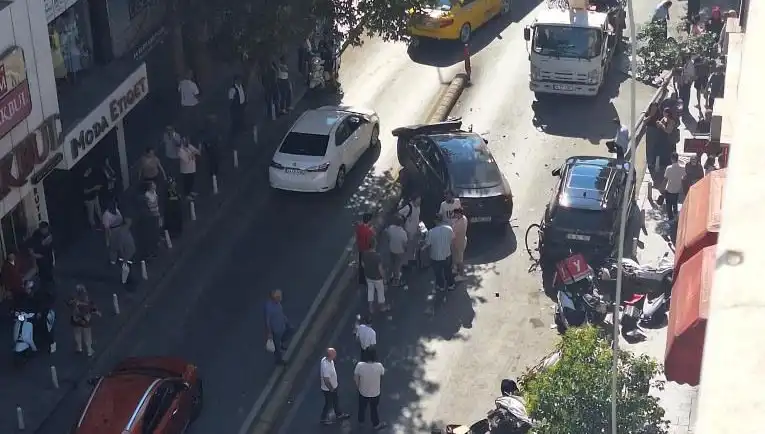 İranlı Sürücü Kırmızı Işıkta Kaza Yapıp Kaçtı, O Anlar Kamerada