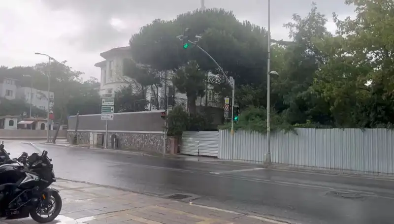 İstanbul’da Sağanak Yağış Yaşamı Olumsuz Etkiliyor: Ulaşımda Aksamalar Başladı