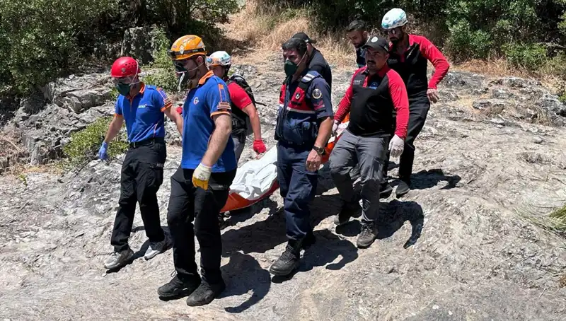 ** Kayalıkların Arasında Şüpheli Ölüm: Sırrı Çözmeye Kim Talip Olacak?**