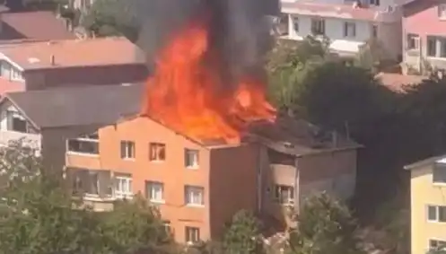 İstanbul'da Yangın Panik Yarattı: Dört Kişi Mahsur Kaldı!