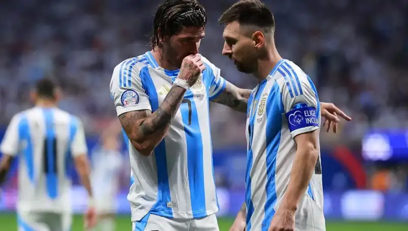 Messi ve Rodrigo de Paul'un Sıcak Buluşması: Futbol Sahalarında Yeni Bir Dönem mi Başlıyor?