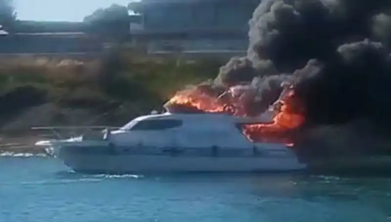 Çeşme'de Marina Faciası: Motoryat Alev Alev Yandı