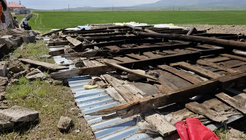 Bitlis’te Şiddetli Fırtına Hayatı Olumsuz Etkiledi: Çatılar Uçtu