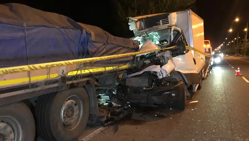 Park Halindeki Tıra Çarpan Kamyonette Facia: 1 Ölü, 1 Yaralı