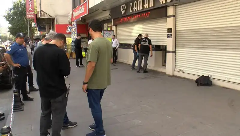 Cadde Ortasında Güpegündüz Kuyumcu Soygunu: Korkunç Anlar Kameralara Yansıdı